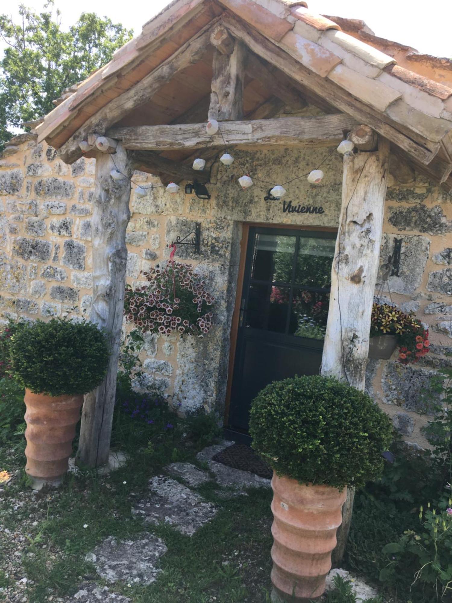 Les Gîtes Pérard Caylus Esterno foto