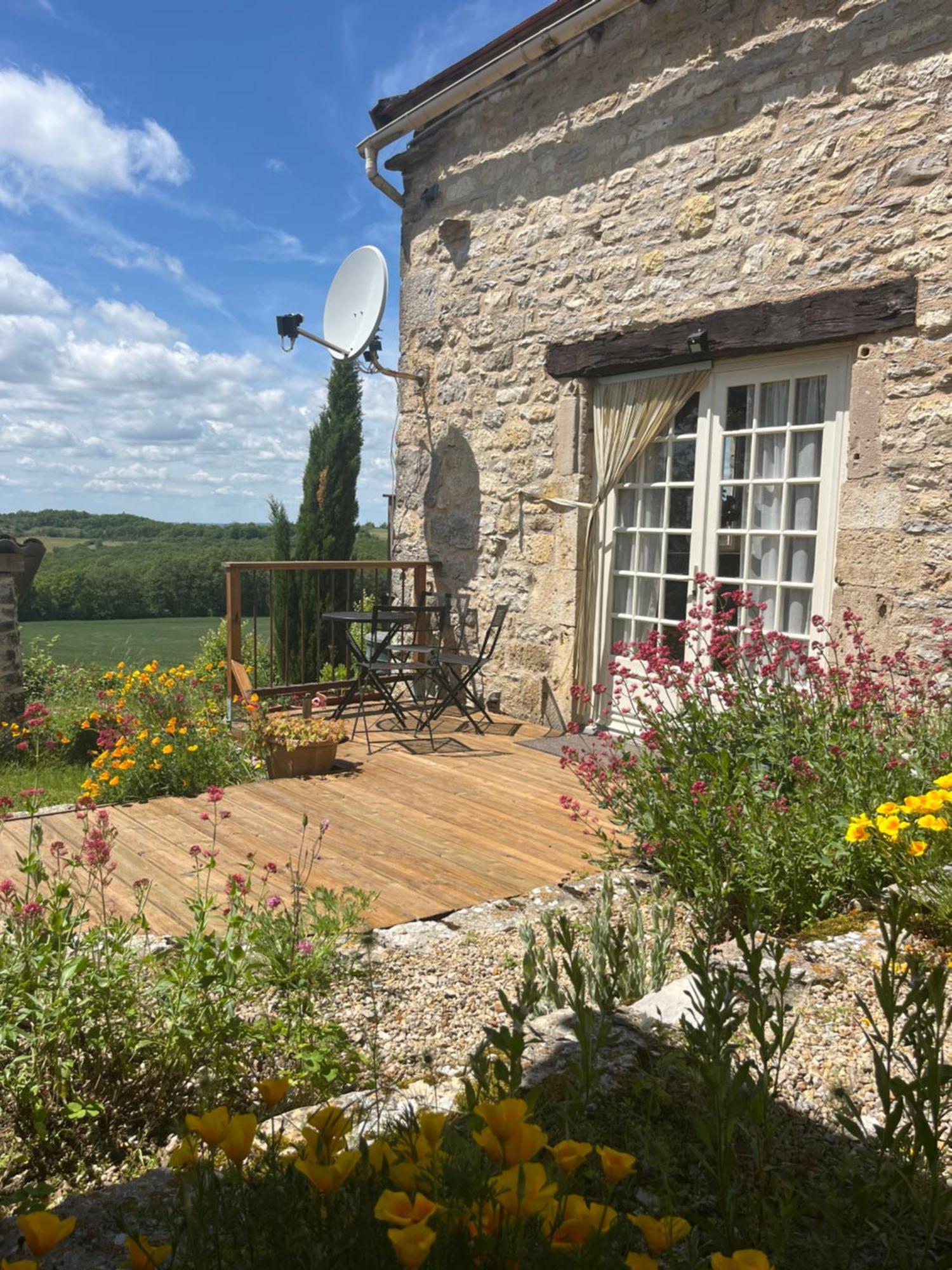 Les Gîtes Pérard Caylus Esterno foto