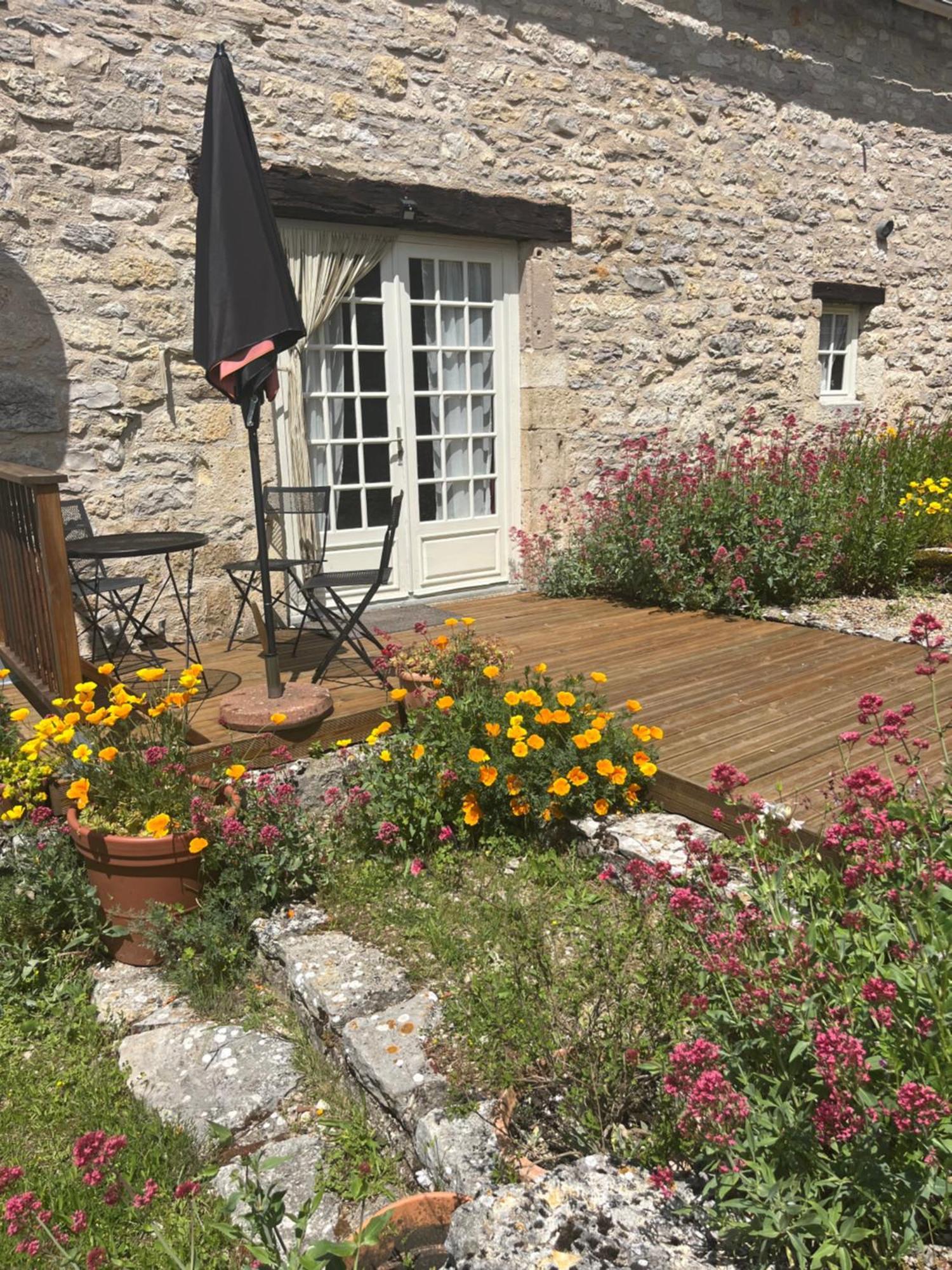Les Gîtes Pérard Caylus Esterno foto