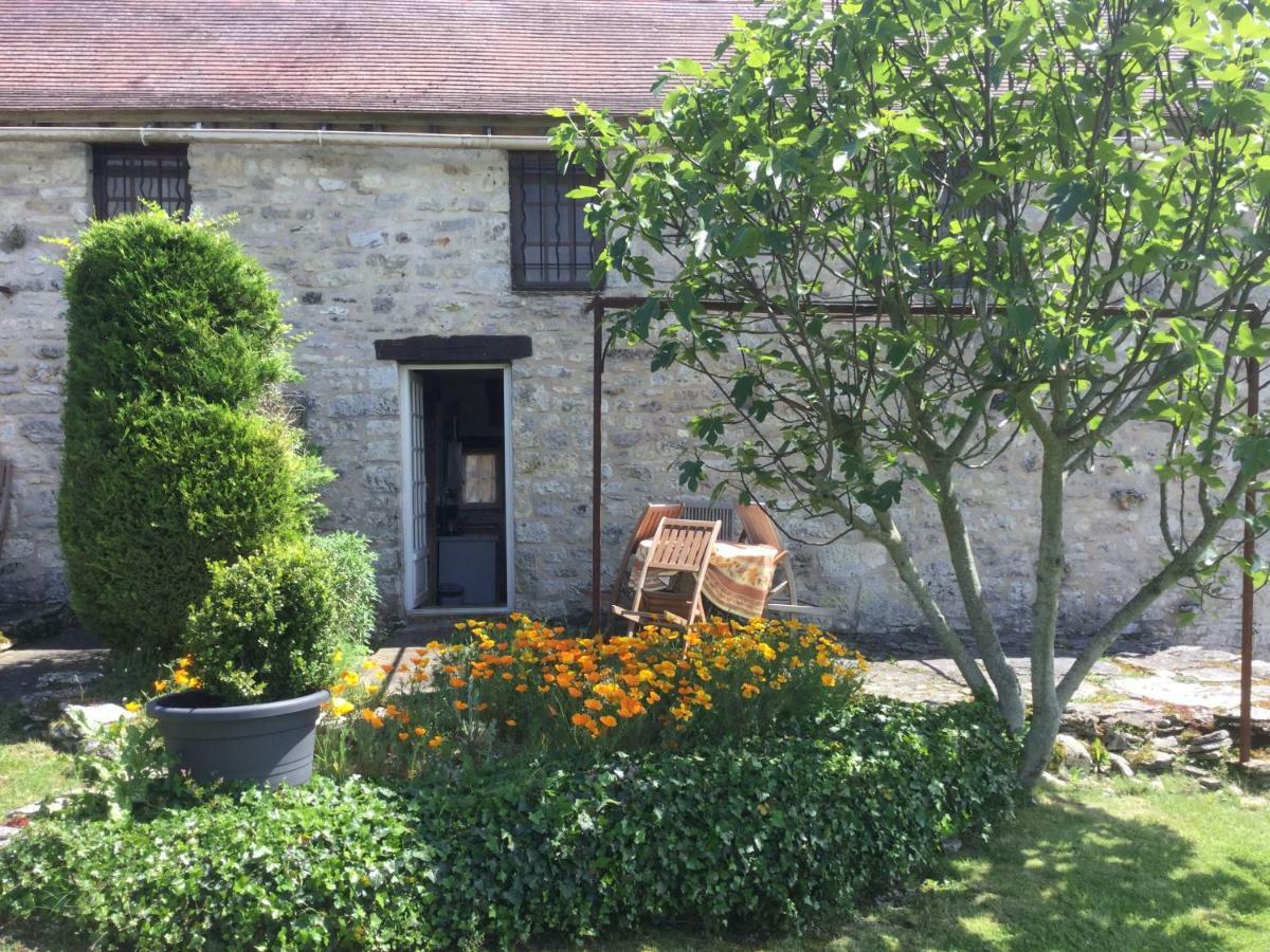 Les Gîtes Pérard Caylus Esterno foto